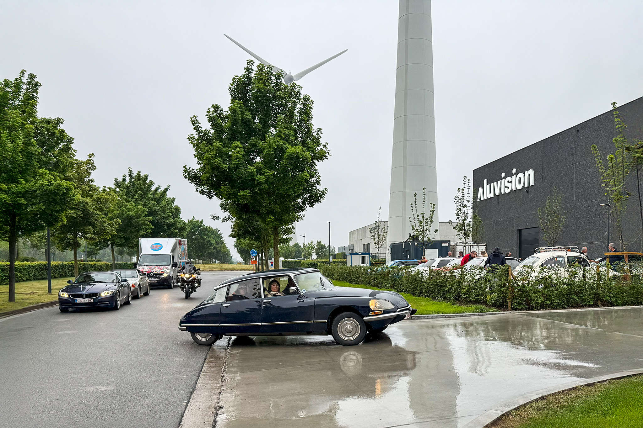 Heartwarming pit stop: Kiwanis Run visits Aluvision HQ